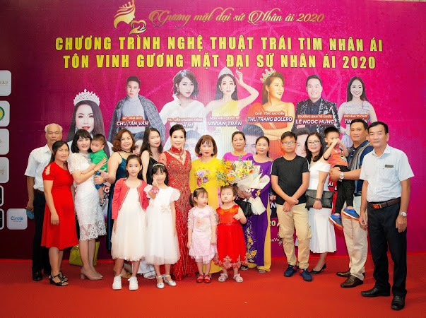 Doanh nhân Lê Thị Thu tri ân gia đình khi trở thành Hoa hậu Nhân ái